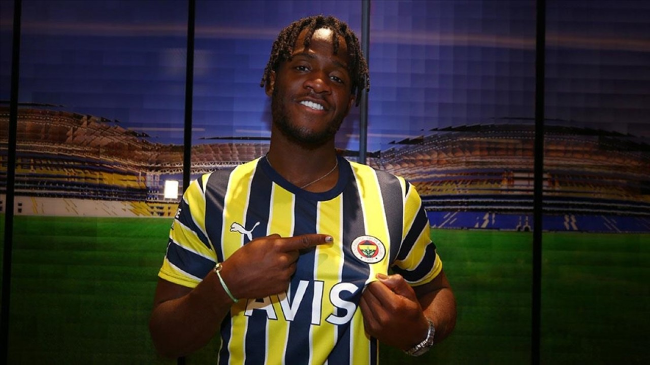 Fenerbahçeli oyuncu Batshuayi'nin sol uyluk kasında tendon yırtığı tespit edildi 