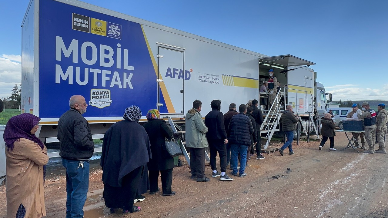Konya’nın Mobil Yemek ve Ekmek araçları Hatay’da depremzedelerin içini ısıtıyor