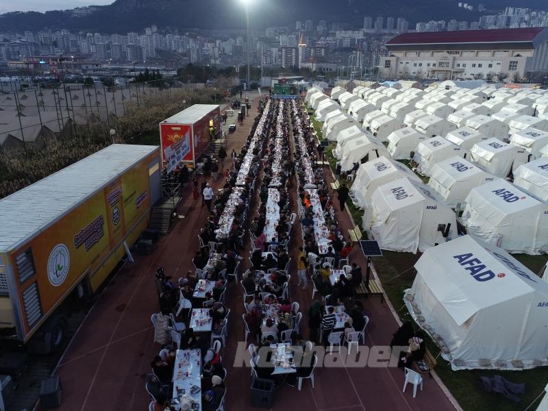 Kahramanmaraş’ta depremzedeler ilk iftarını yaptı
