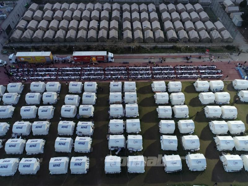 Kahramanmaraş’ta depremzedeler ilk iftarını yaptı