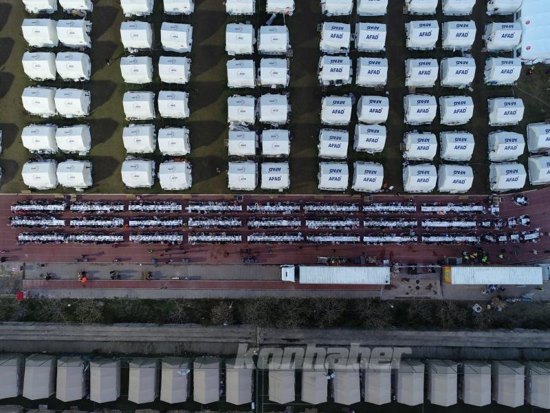Kahramanmaraş’ta depremzedeler ilk iftarını yaptı