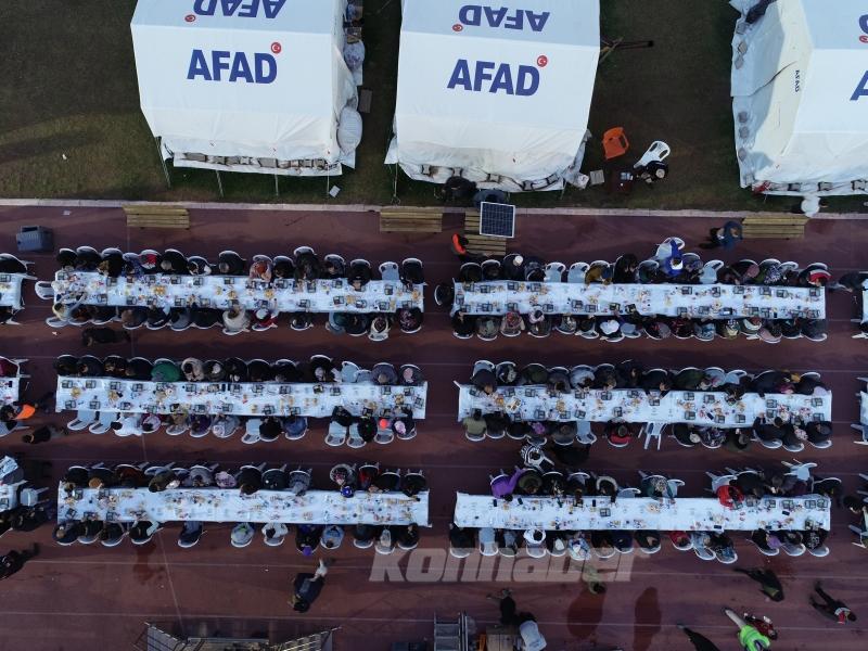 Kahramanmaraş’ta depremzedeler ilk iftarını yaptı