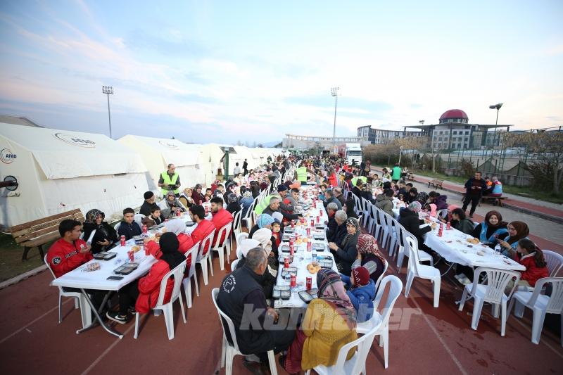 Kahramanmaraş’ta depremzedeler ilk iftarını yaptı