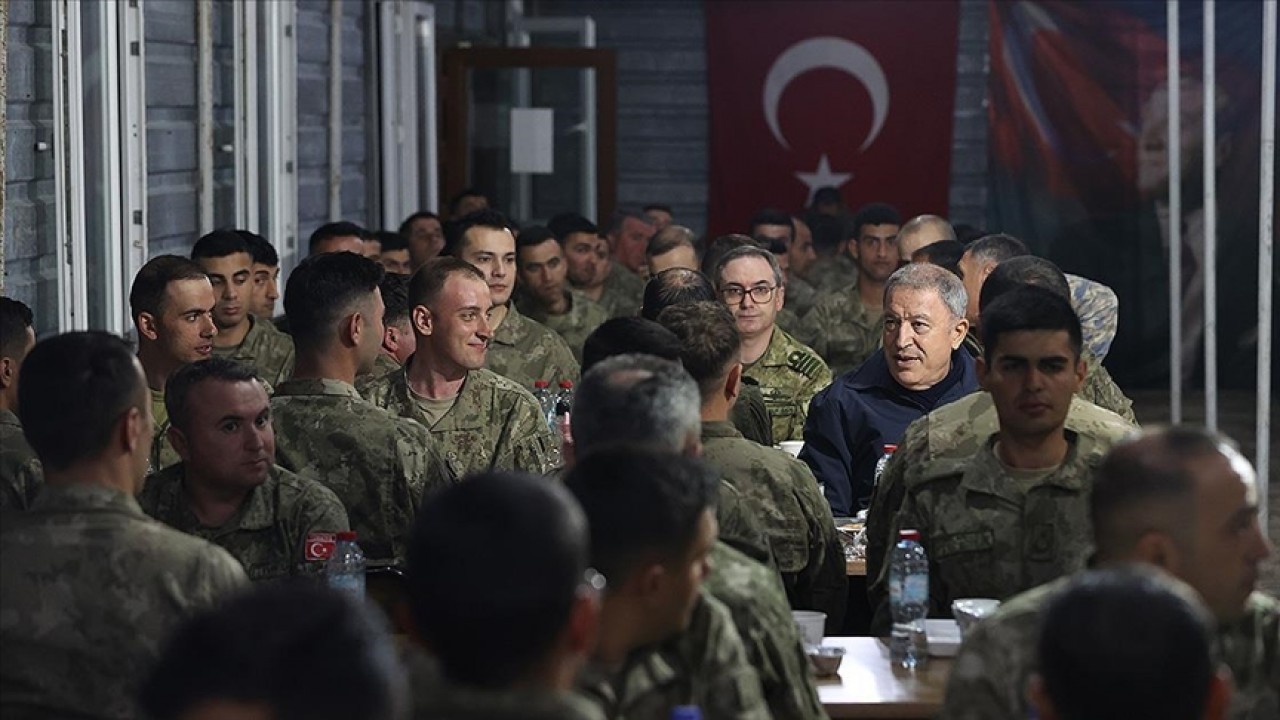 Milli Savunma Bakanı Akar, ilk iftarı Mehmetçik ile yaptı