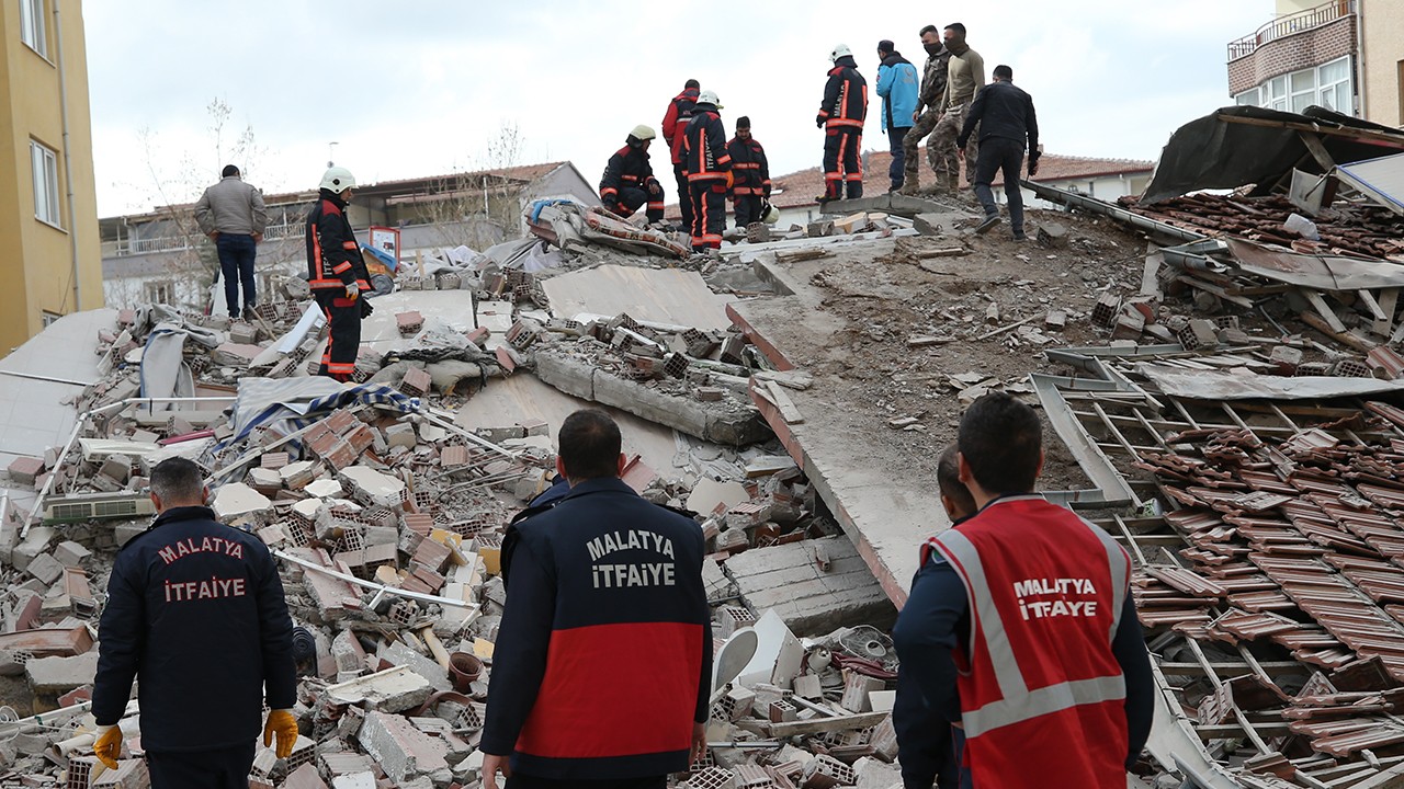 Malatya'da 5 katlı ağır hasarlı bina kendiliğinden çöktü