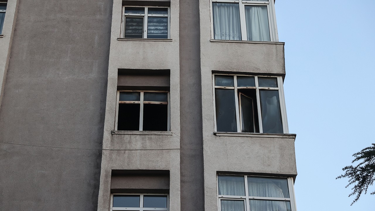 5 katlı binanın 4. katında yangın çıktı! 1 kişi hayatını kaybetti