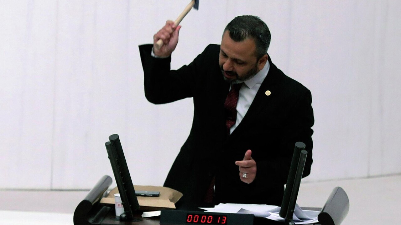 Mecliste çekiçle cep telefonunu kıran CHP’li Erbay’a dava