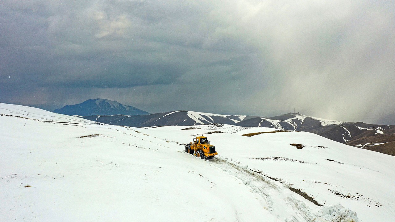 Ekipler sınır hattındaki karla mücadele çalışmalarını sürdürüyor