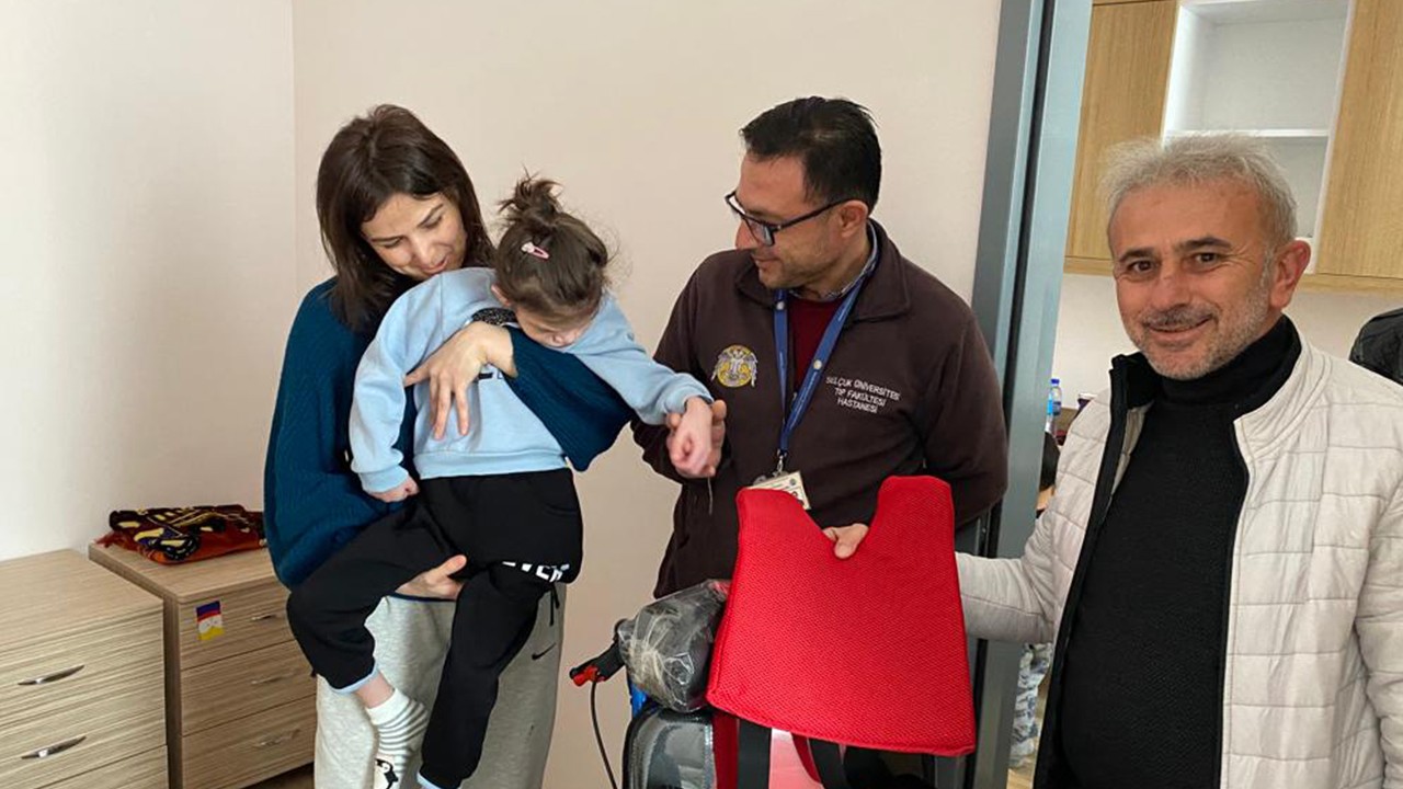 Sağlık çalışanlarından depremzede Elisa'ya tekerlekli sandalye