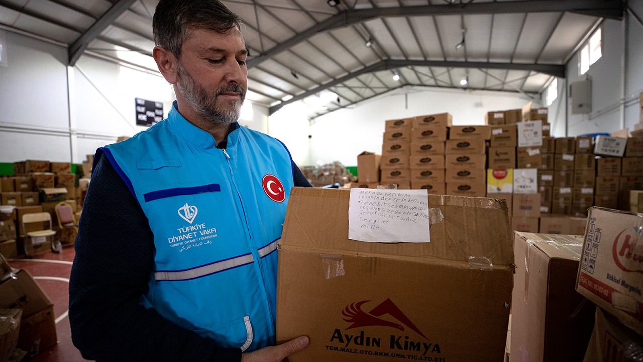 Oyuncaklar depremzede çocuklara "sevginin dili" ile ulaşıyor