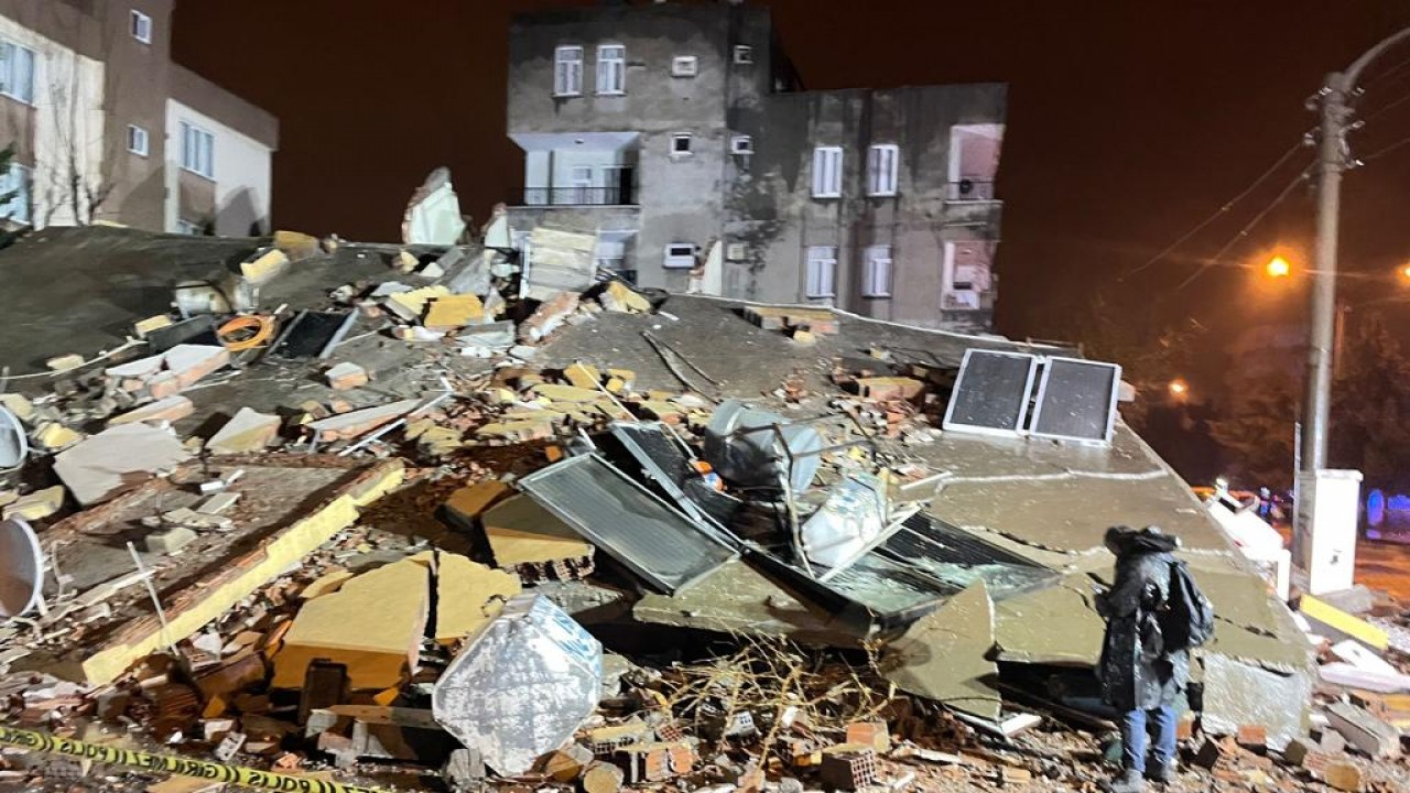 Ağır hasarlı 3 katlı bina kendiliğinden çöktü