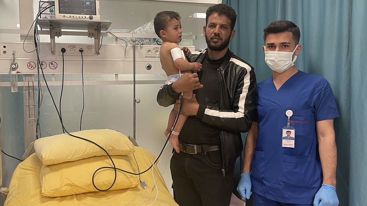 Soluk borusuna plastik oyuncak kaçan çocuk operasyonla kurtarıldı