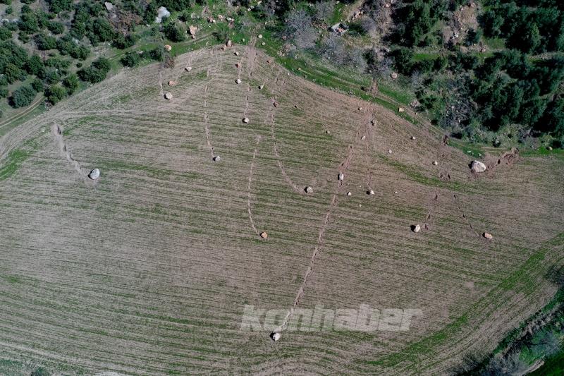 Kahramanmaraş’ta buğday tarlalarına yuvarlanan kayalar depremlerin etkisini gösteriyor