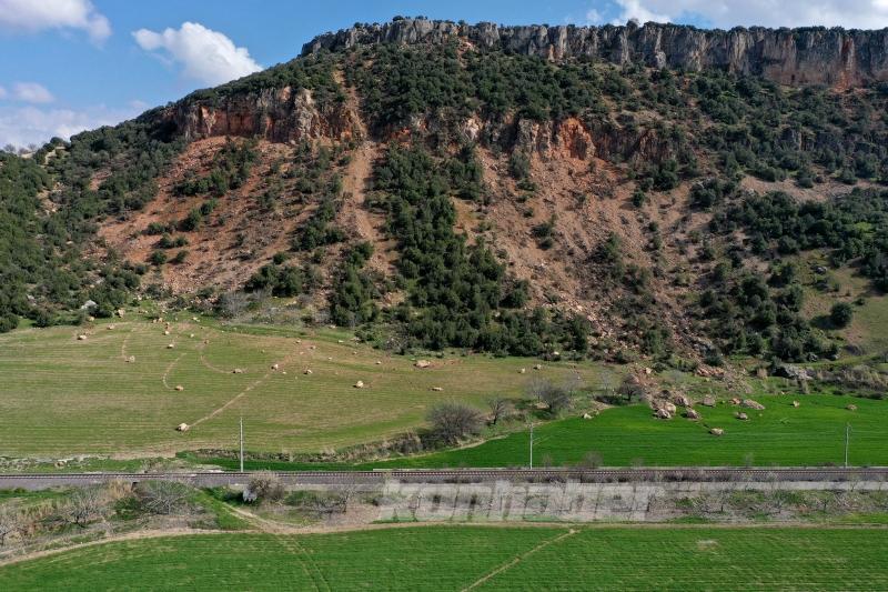 Kahramanmaraş’ta buğday tarlalarına yuvarlanan kayalar depremlerin etkisini gösteriyor