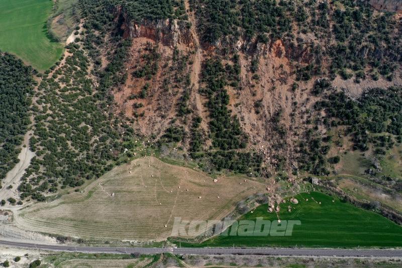 Kahramanmaraş’ta buğday tarlalarına yuvarlanan kayalar depremlerin etkisini gösteriyor