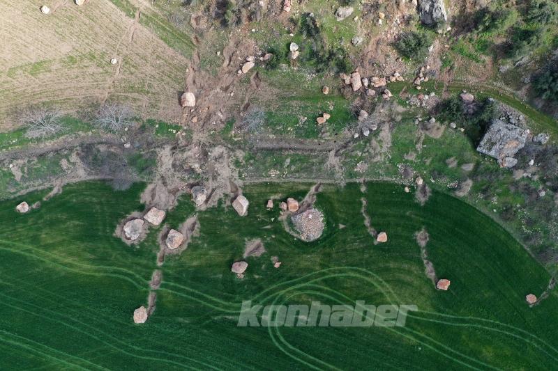Kahramanmaraş’ta buğday tarlalarına yuvarlanan kayalar depremlerin etkisini gösteriyor