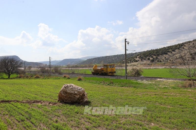 Kahramanmaraş’ta buğday tarlalarına yuvarlanan kayalar depremlerin etkisini gösteriyor