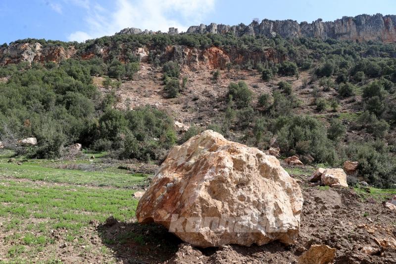 Kahramanmaraş’ta buğday tarlalarına yuvarlanan kayalar depremlerin etkisini gösteriyor
