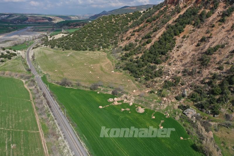 Kahramanmaraş’ta buğday tarlalarına yuvarlanan kayalar depremlerin etkisini gösteriyor