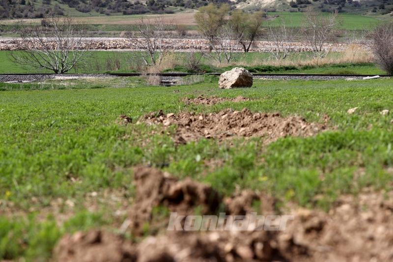 Kahramanmaraş’ta buğday tarlalarına yuvarlanan kayalar depremlerin etkisini gösteriyor