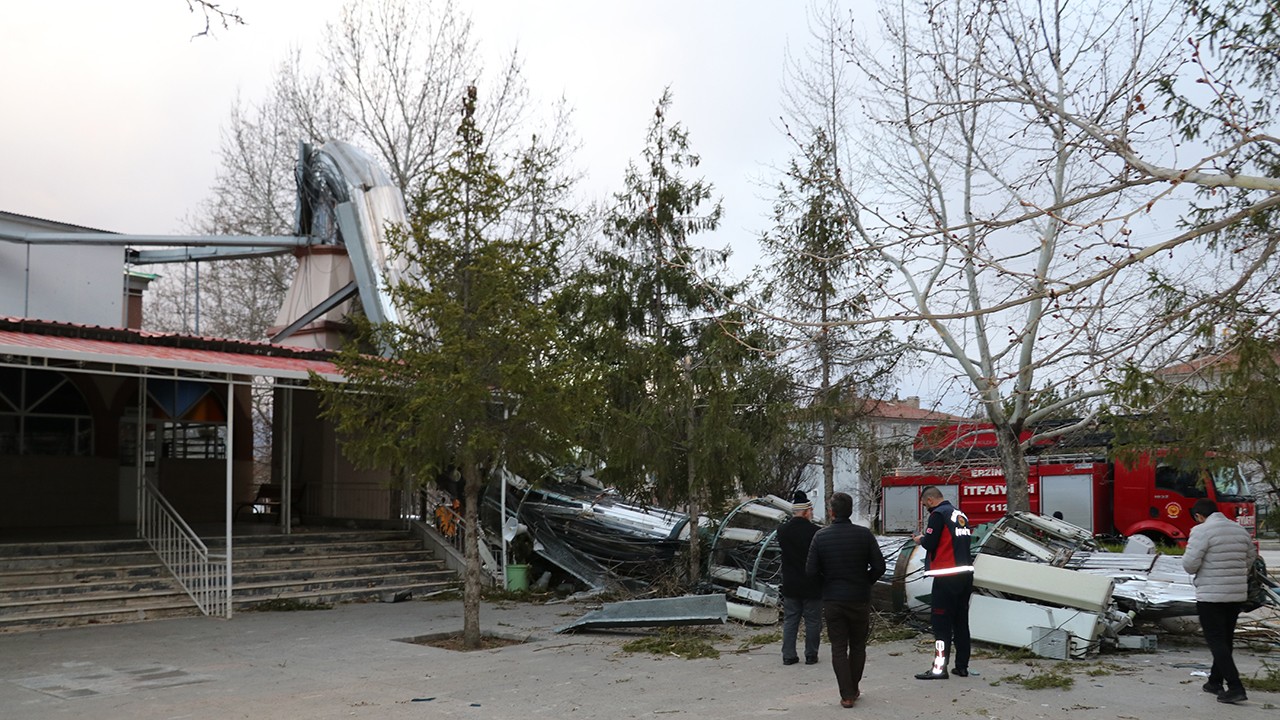 Erzincan'da şiddetli fırtına: Cami minaresi yıkıldı