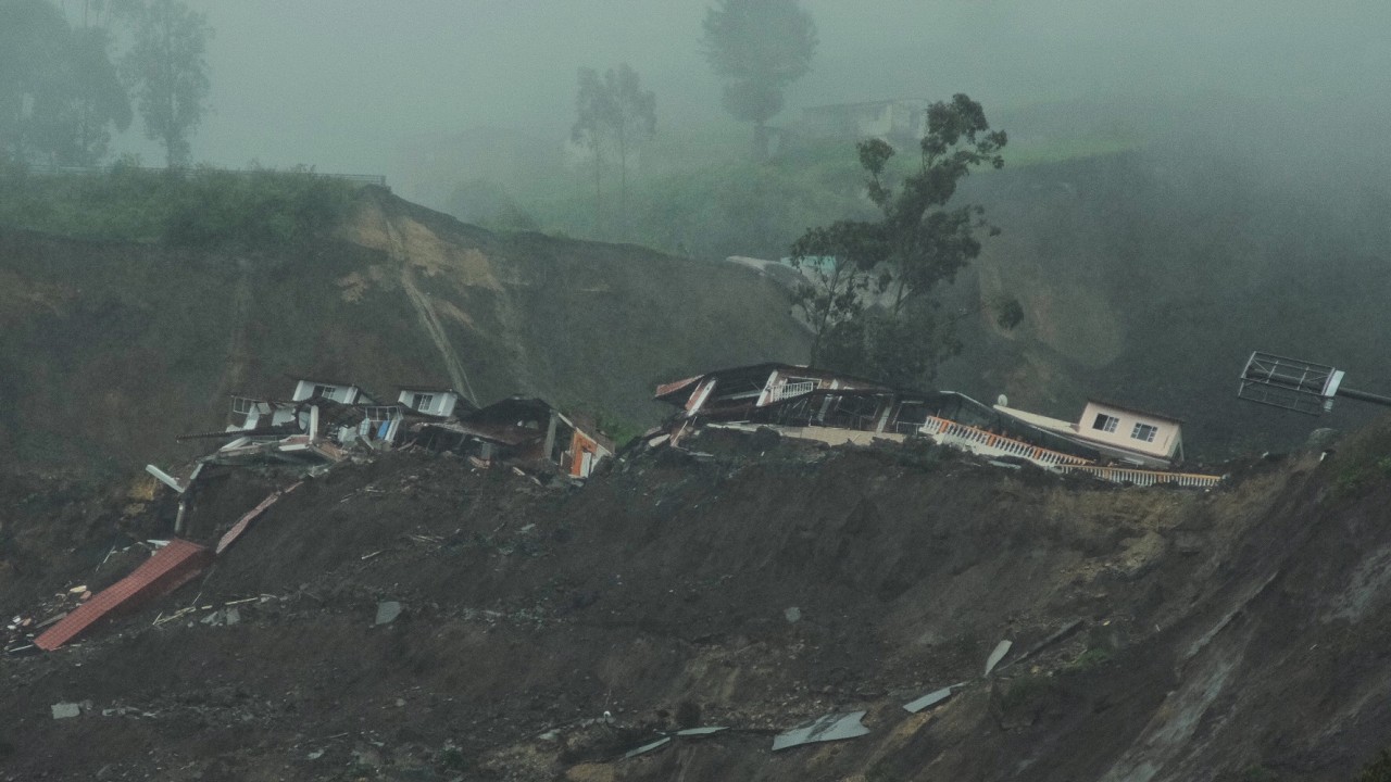 Toprak kayması sonucu 16 kişi hayatını kaybetti