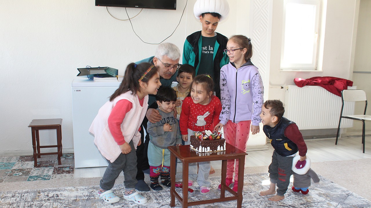 Yunak'ta depremzede çocuğa doğum günü sürprizi