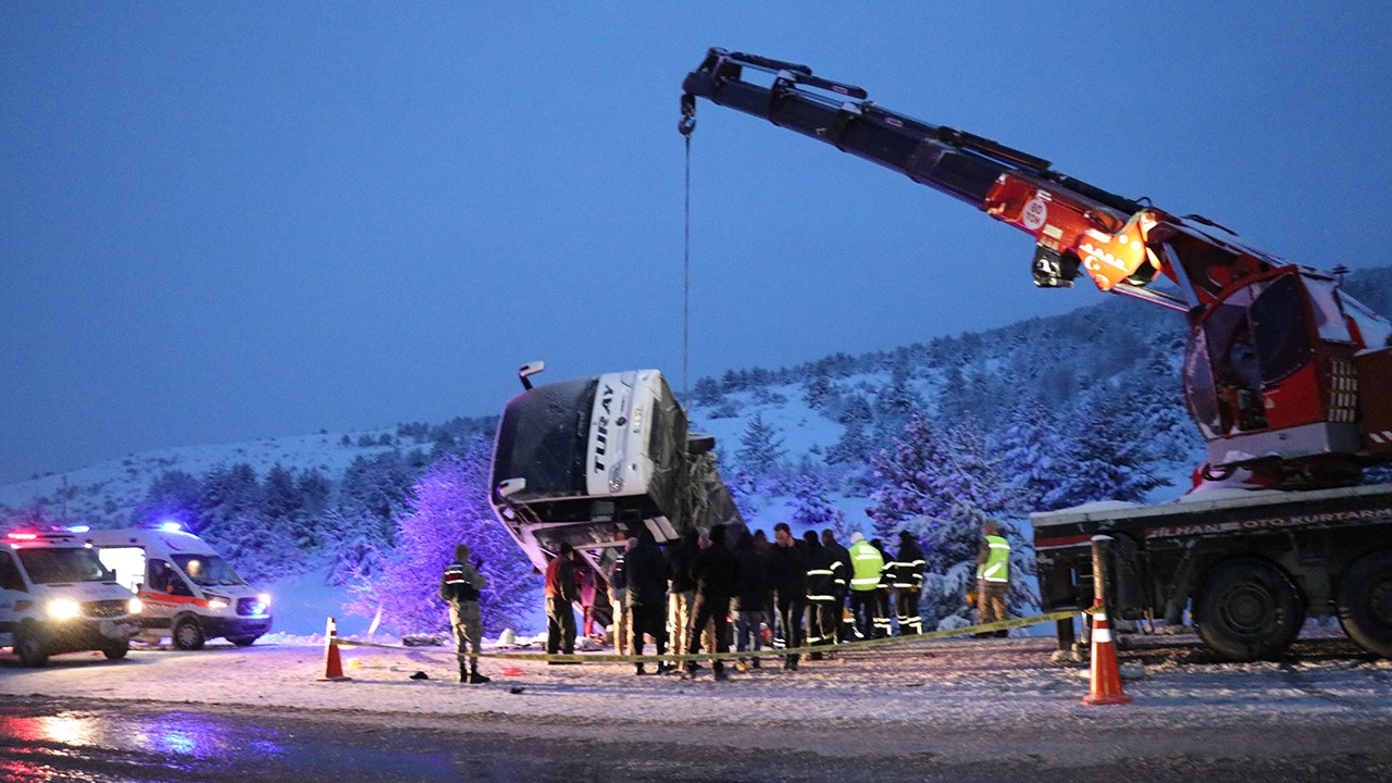 Yolcu otobüsü devrildi: 2kişi öldü, 21 kişi yaralı