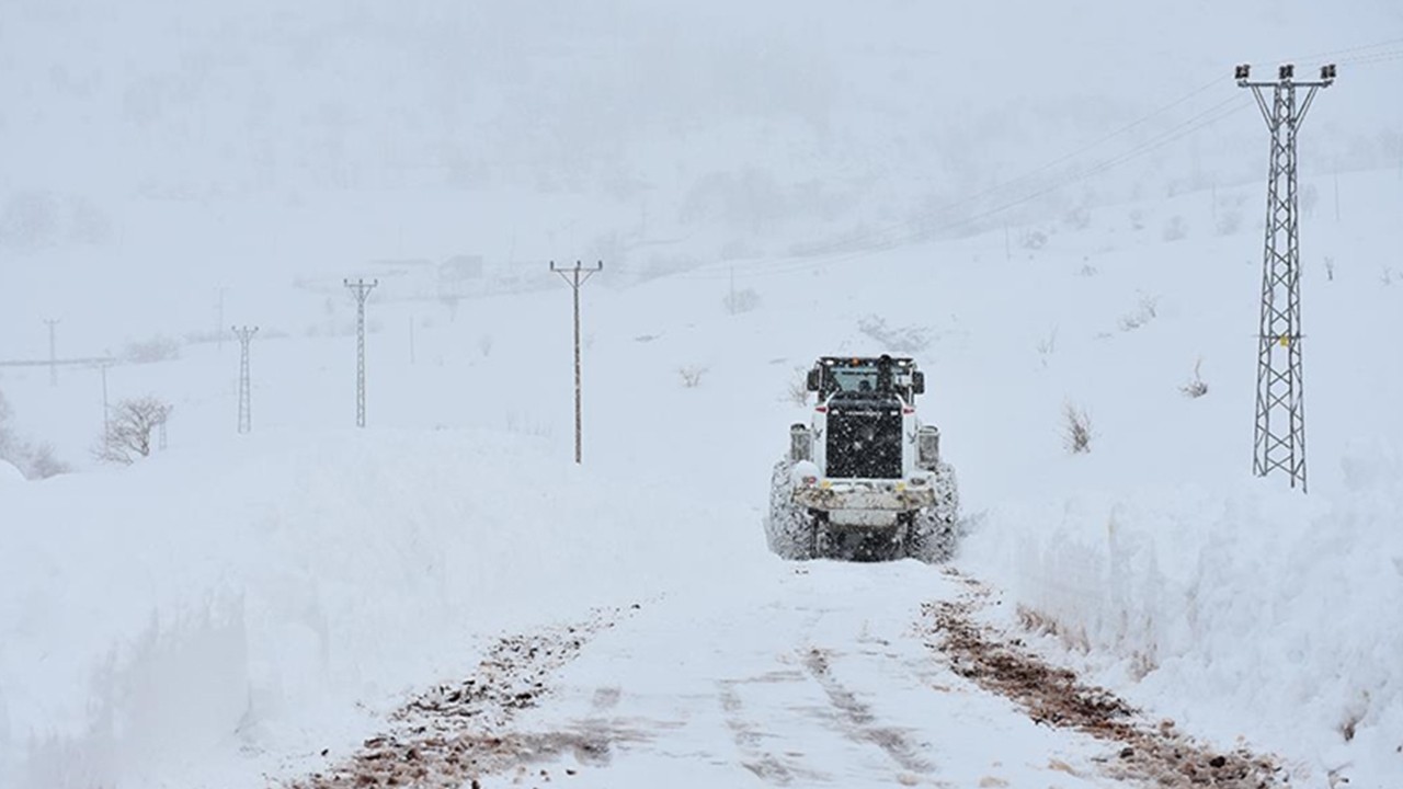 135 köy yolu ulaşıma kapandı