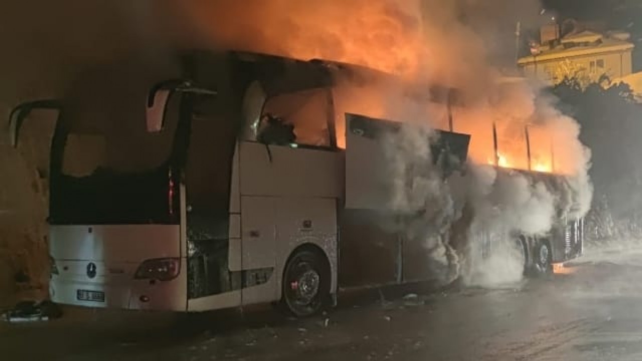 Deprem bölgesine giden polisleri taşıyan otobüste yangın
