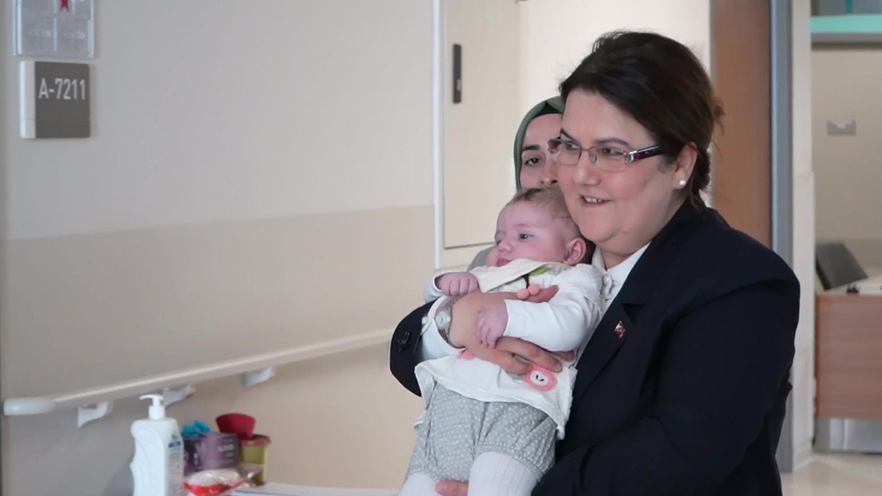Depremden 128 gün sonra enkazdan kurtarılan bebek annesiyle buluştu