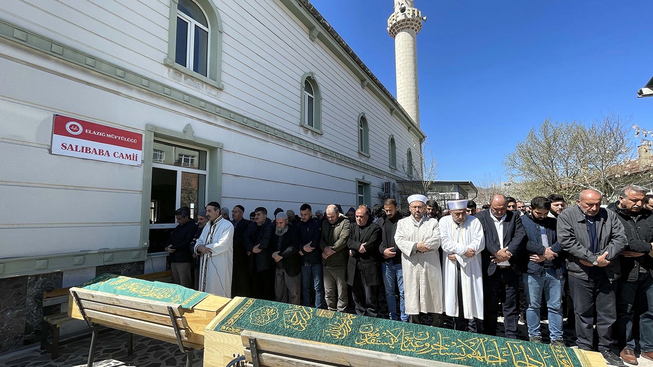 Elazığ’da evlerinde ölü bulunan 6 kişinin cenazesi defnedildi