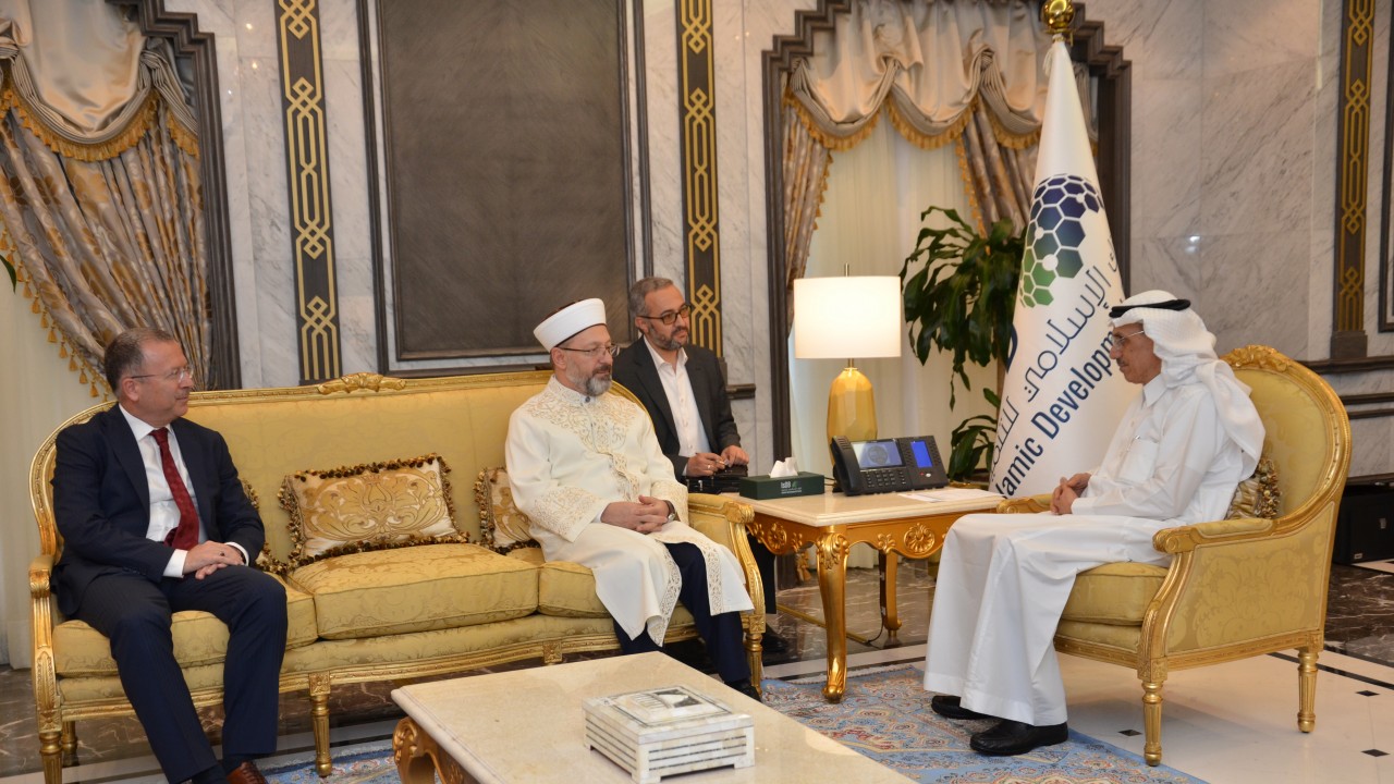 Diyanet İşleri Başkanı Erbaş, İslam Kalkınma Bankası Başkanı Al Jasser ile görüştü