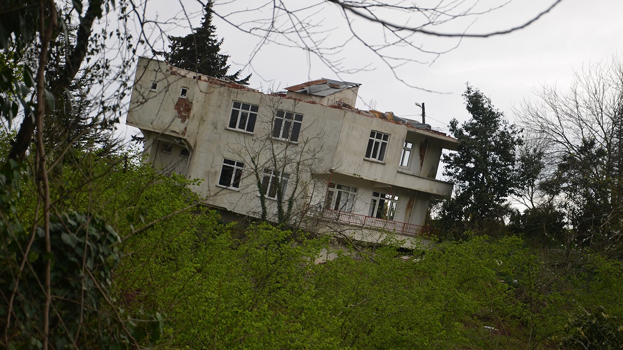 Heyelan nedeniyle bir bina yan yattı