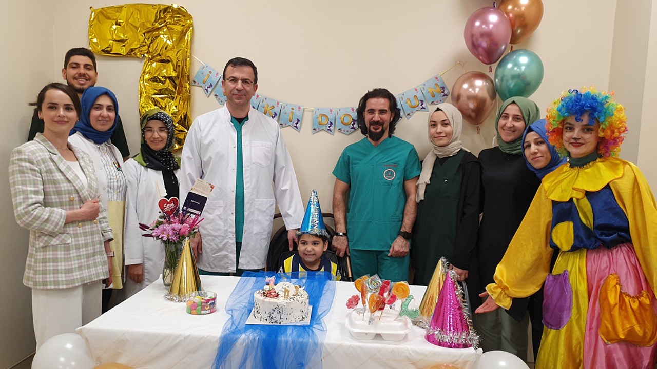 Enkazdan kurtarılan Emin'in doğum günü Konya'da tedavi gördüğü hastanede kutlandı