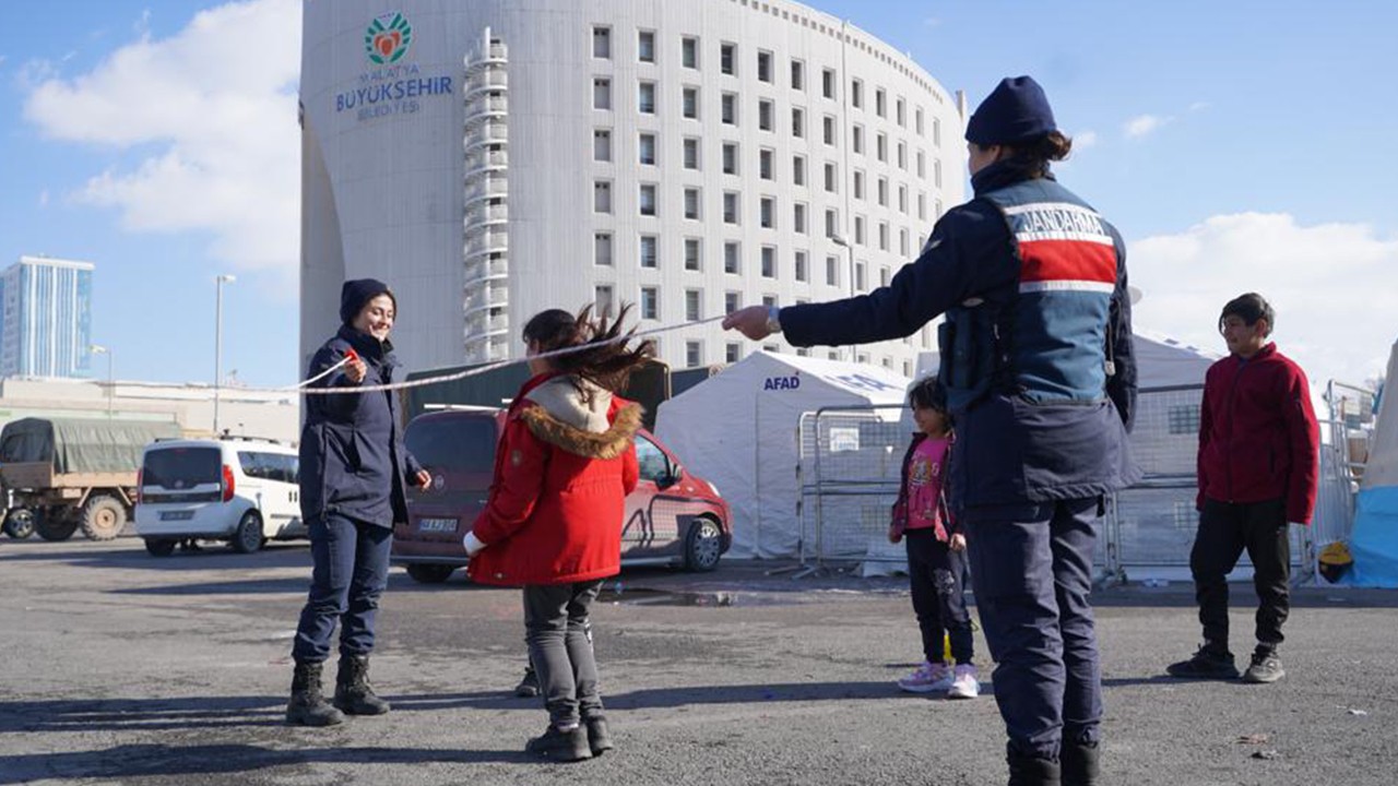 Jandarmanın kadın astsubayları Malatya’da depremzedelere destek oluyor