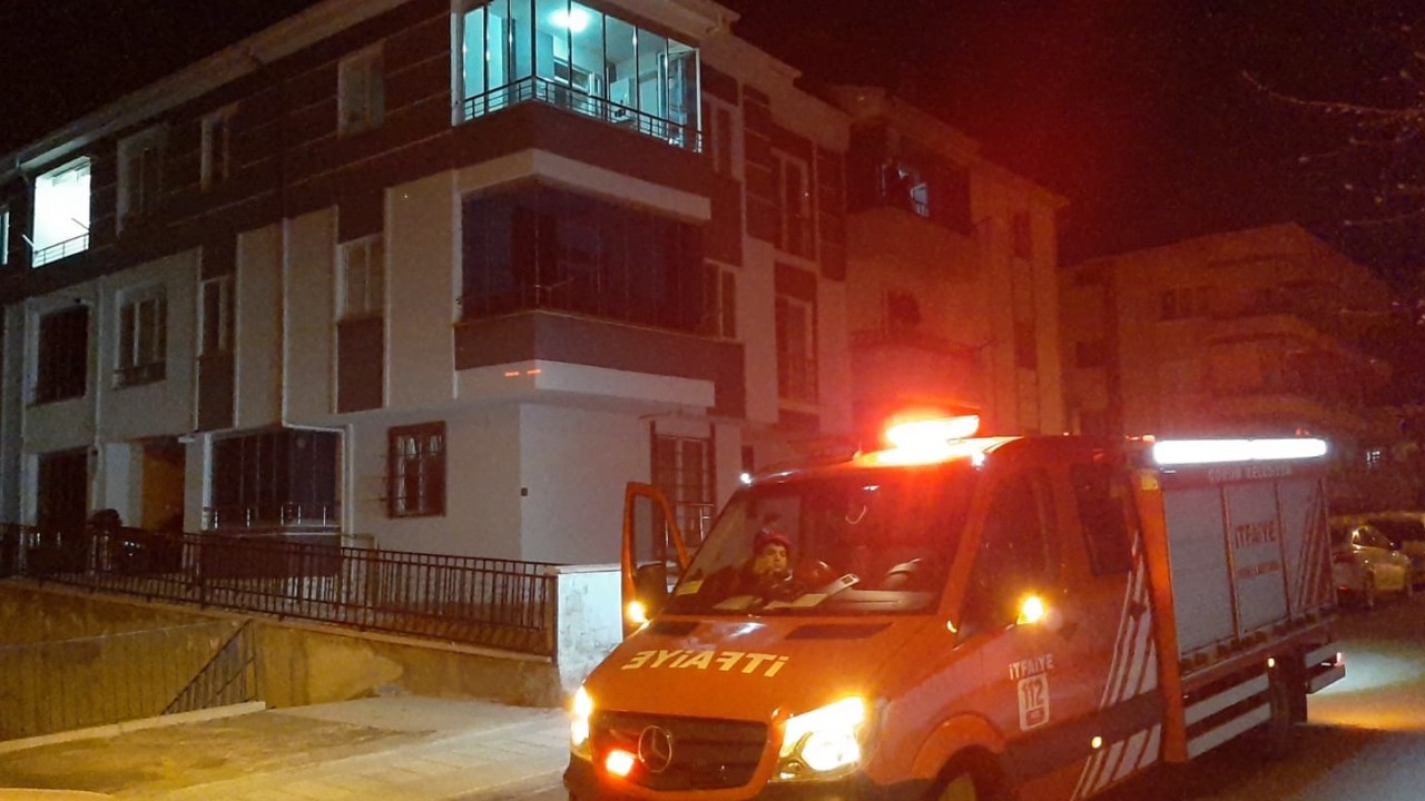 3 katlı binanın istinat duvarı çöktü