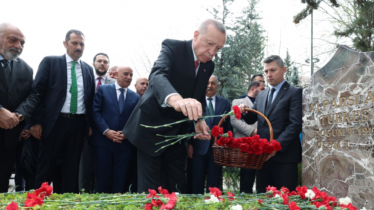 Cumhurbaşkanı Erdoğan, Alparslan Türkeş'in kabrini ziyaret etti