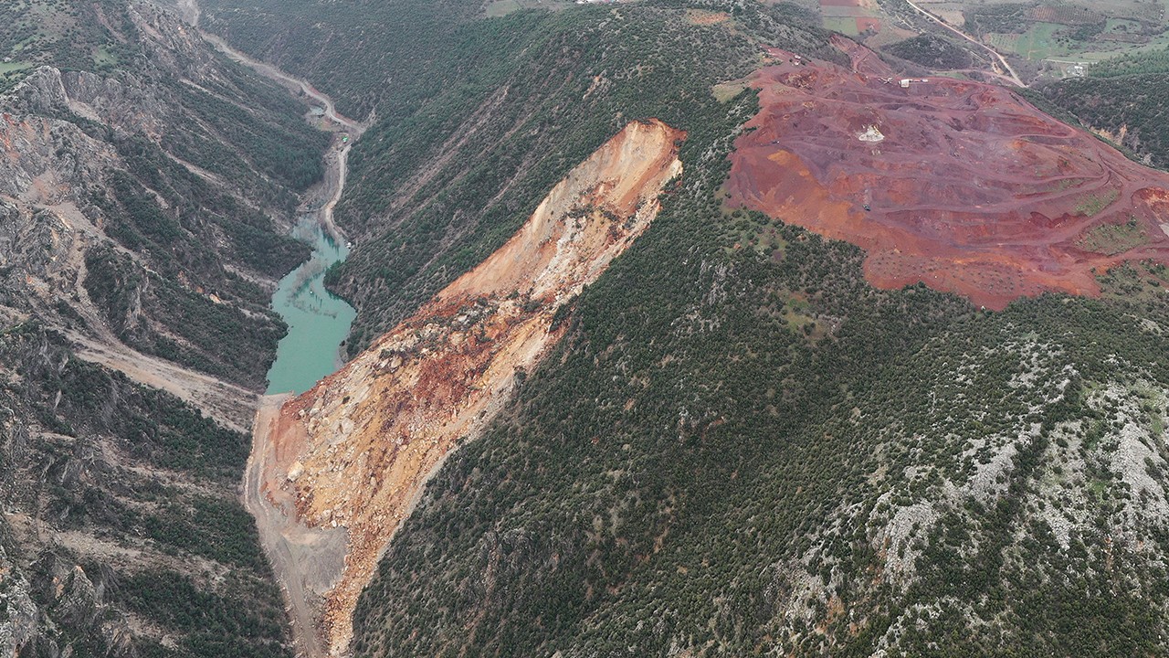 Depremlerin ardından 2 bin 826 heyelan oldu