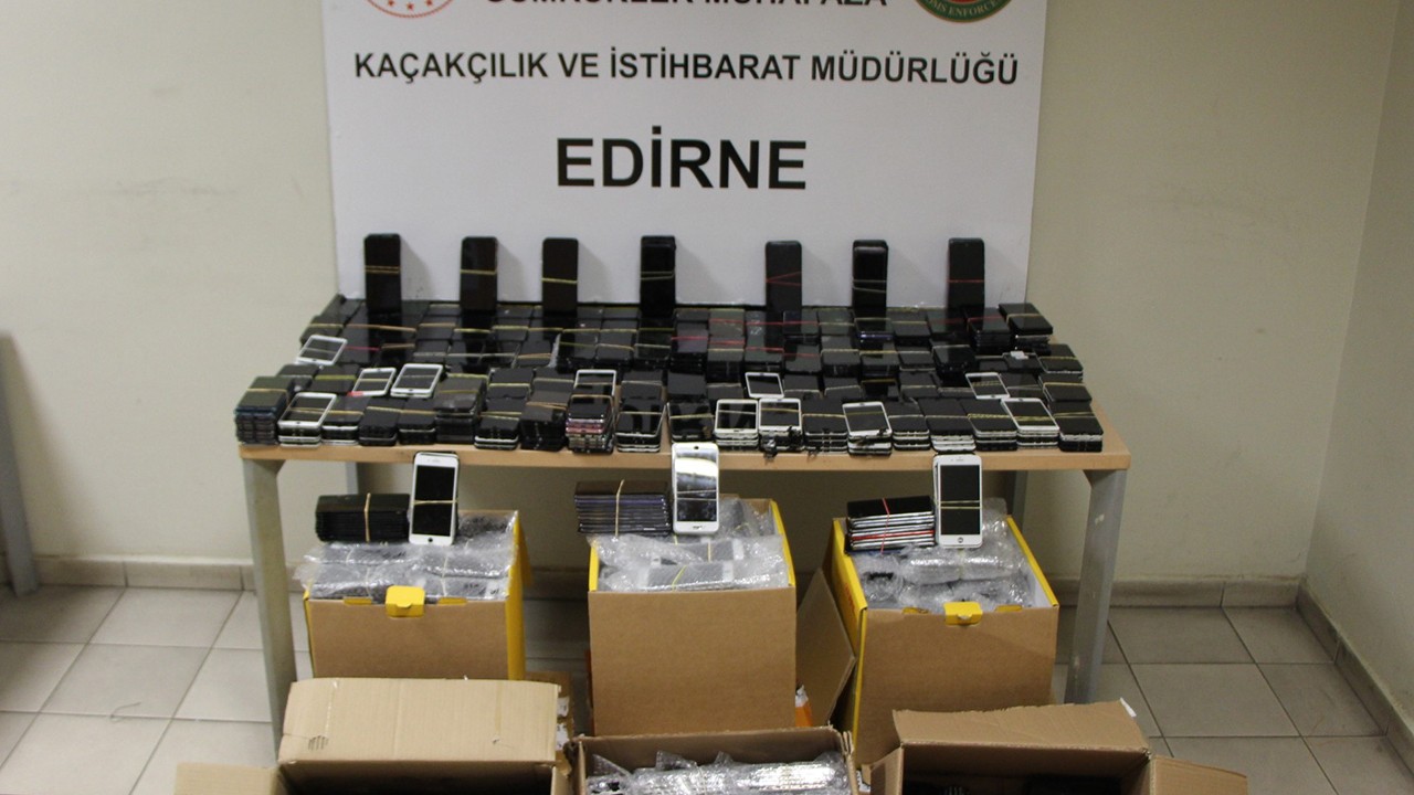 Kapıkule Gümrük Kapısı’nda 6 bin akıllı telefon ekranı ele geçirildi