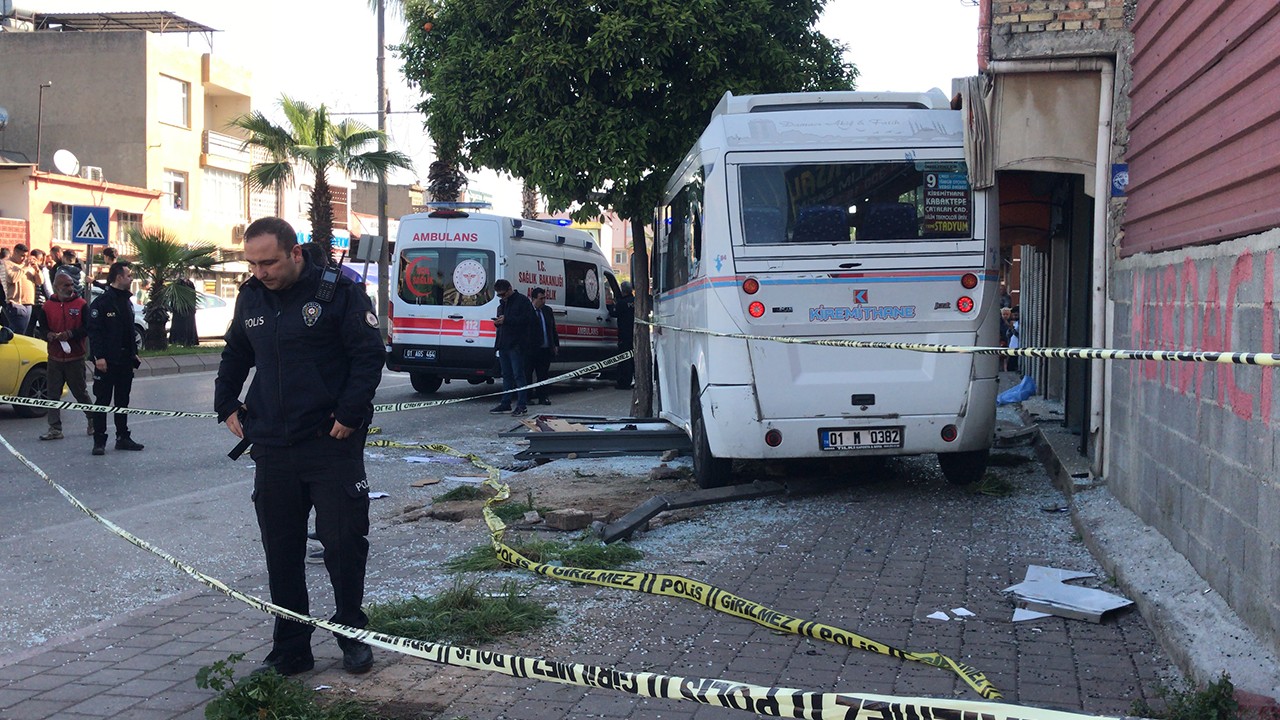 Durakta bekleyenlere otobüs çarptı: 1 ölü, 7 yaralı
