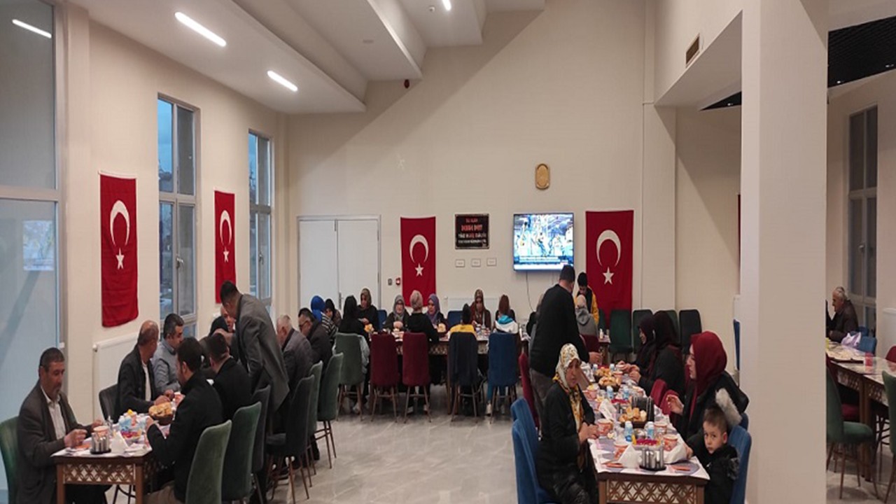Depremzedeler iftarda buluştu