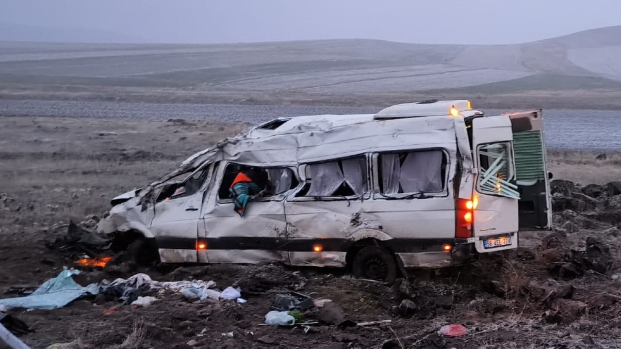Şarampole devrilen minibüsteki 2 kişi öldü, 10 kişi yaralandı