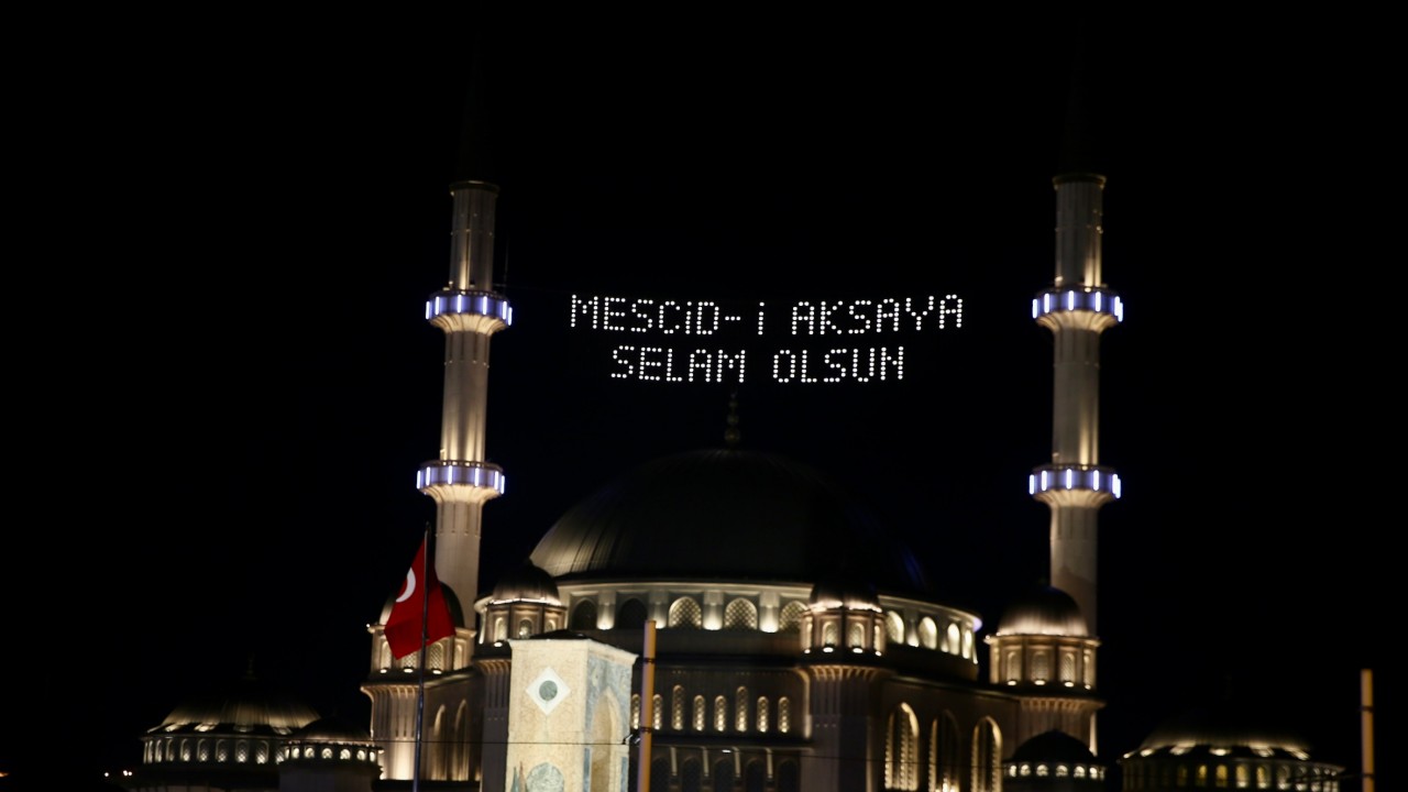 Taksim Camii’ne ’Mescid-i Aksa’ya selam olsun’ mahyası
