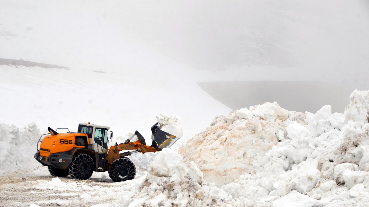 “Muş’un kar kaplanları“ 5 metre kar olan yolu 5 günde açabildi