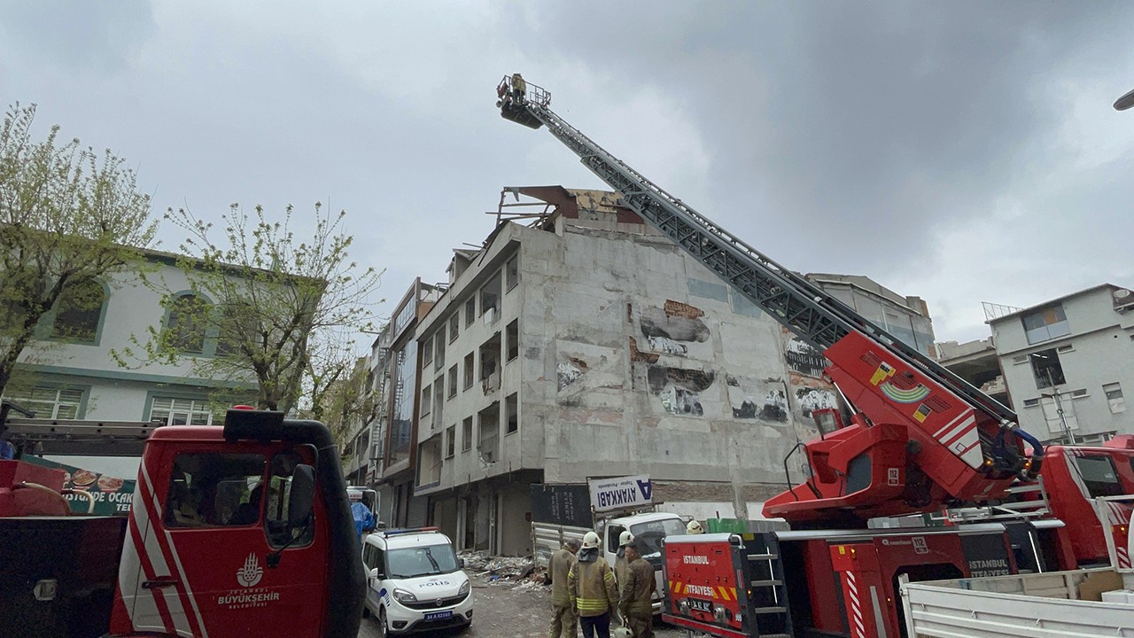 Boşaltılan binadan malzeme almak isteyen 2 hurdacı çöken çatının altında kaldı