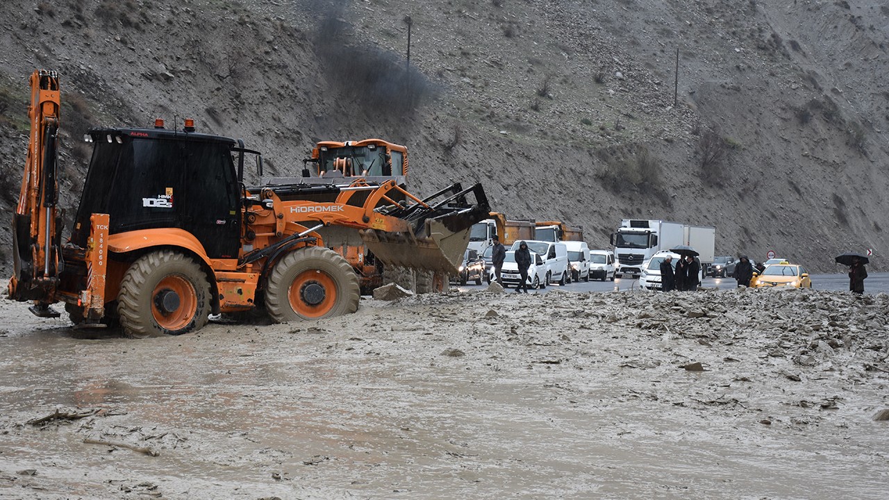 Hakkari-Van kara yolu heyelan ve toprak kaymaları nedeniyle kapandı