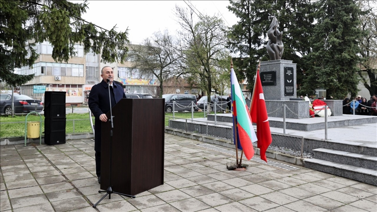 Dışişleri Bakanı Çavuşoğlu, Bulgaristan’da Bohçalar kasabasındaki şehitler anıtını ziyaret etti