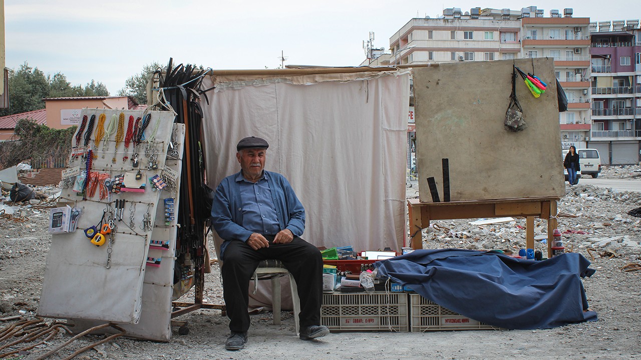 Depremzede seyyar satıcı 48 yıldır iş yaptığı mahallede yeniden tezgah açtı