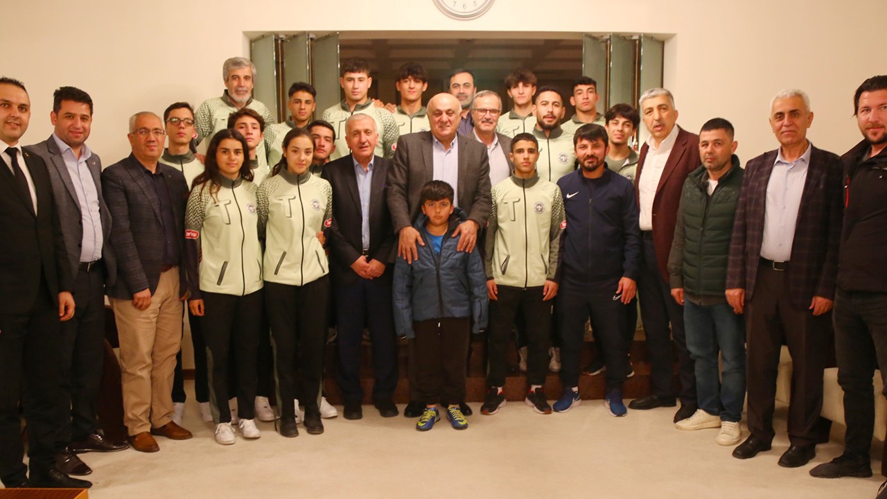 Konya’nın oda başkanları genç sporcularla bir araya geldi